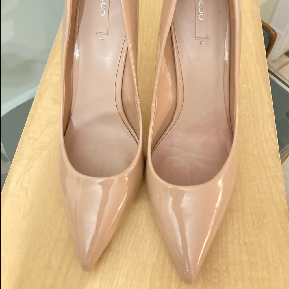 Classic nude pumps